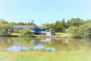 Camping du Val de Landrouet. Etang et accueil. 1024x683 1 300x200